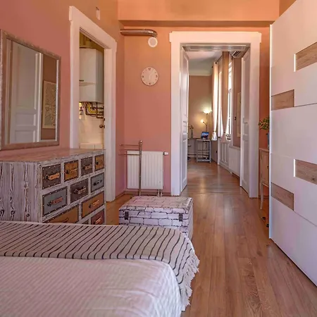 Pinnacle With Balcony *