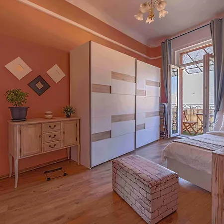 Pinnacle With Balcony Apartment Budapest