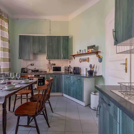 Pinnacle With Balcony Apartment Budapest