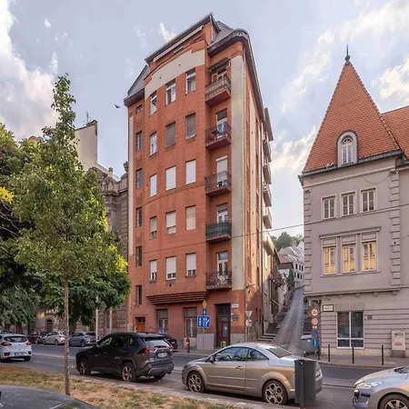 Pinnacle With Balcony *