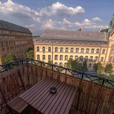 Pinnacle With Balcony Daire Budapeşte